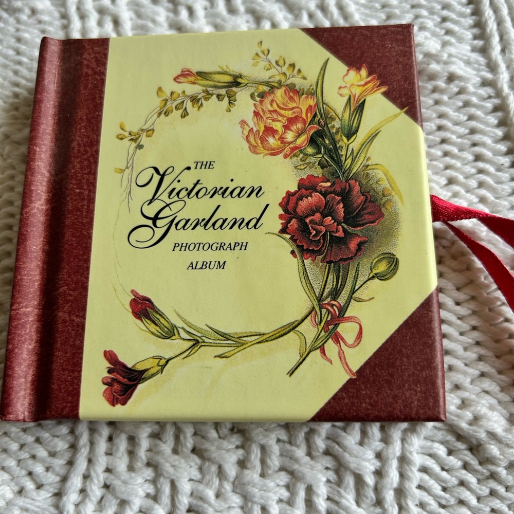 Small Victorian Garland Photograph Album
